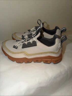 On Running Womes Beige, Brown and Black Knit Sneakers